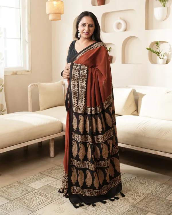 Red_Cotton_Paisley_Border_Print_Mulmul_Saree_For_Women